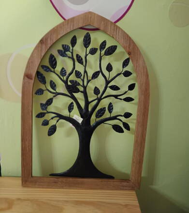 Strom v dřevěném rámu